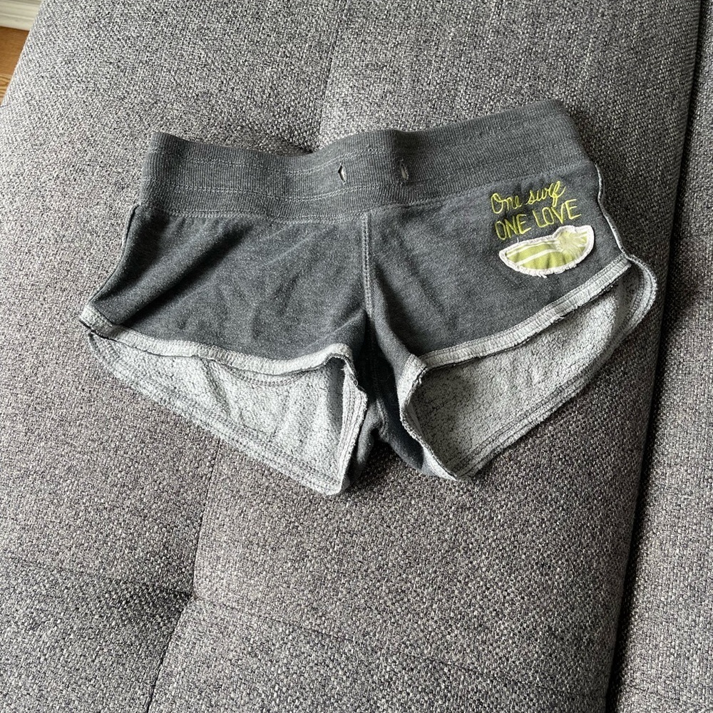 4/$20 🧡 Low waist grey shorts